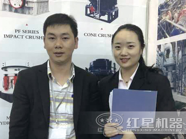 王老板與銷(xiāo)售經(jīng)理合影