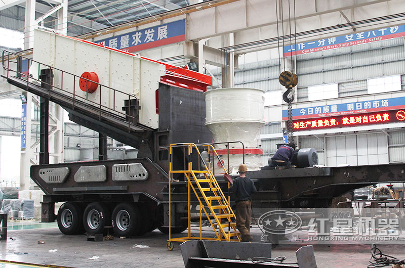 大型移動(dòng)破碎站生產(chǎn)車間，設(shè)備品質(zhì)保障