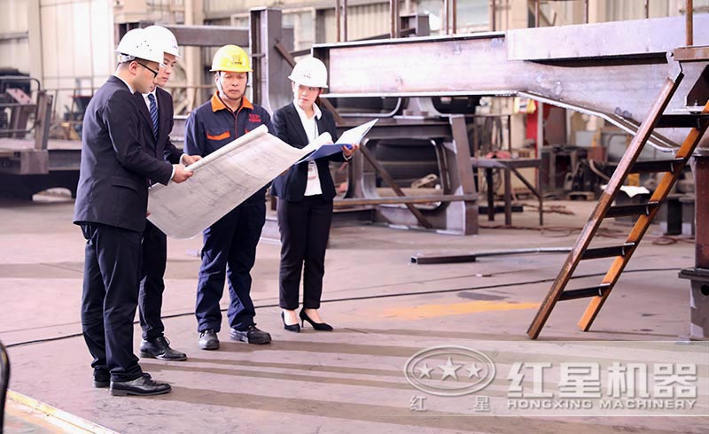 技術人員為客戶介紹不同制沙機的特點，以及價格分析