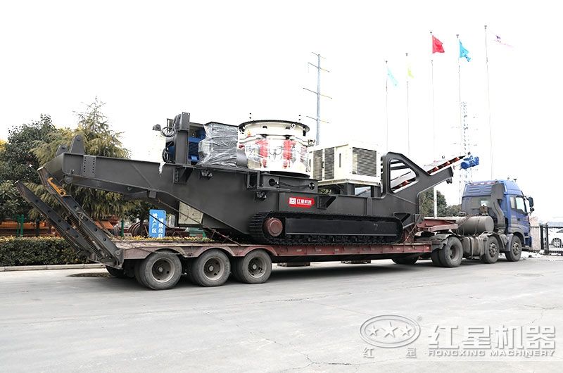 浩浩蕩蕩發貨去,鵝卵石可移動履帶圓錐、篩分一體機發往河北市場 style=width:720px;