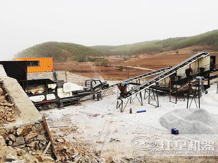 時產200噸河卵石移動破碎生產線現場 時產200噸河卵石移動破碎生產線現場