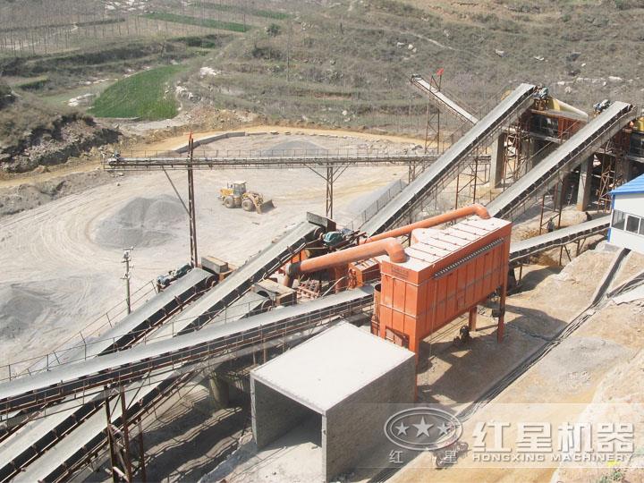河南桐柏青石制砂現場產量250t/h，出料均勻