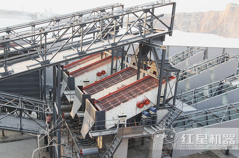 日產1.5萬噸河卵石制砂生產線現場：振動篩特點，可篩分多種成品料 