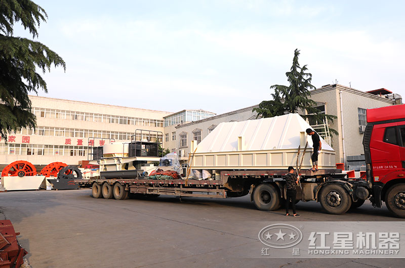 時產(chǎn)300噸的制砂設(shè)備發(fā)貨 時產(chǎn)300噸的制砂設(shè)備發(fā)貨