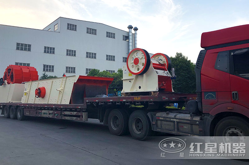 沙石破碎機(jī)成套設(shè)備陸續(xù)發(fā)貨中 沙石破碎機(jī)成套設(shè)備陸續(xù)發(fā)貨中