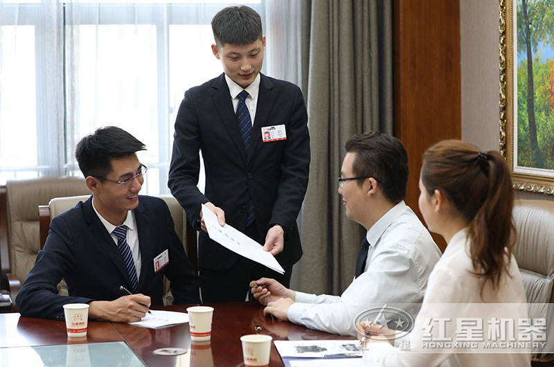 客戶來(lái)廠選購(gòu)沙石破碎機(jī)設(shè)備 客戶來(lái)廠選購(gòu)沙石破碎機(jī)設(shè)備