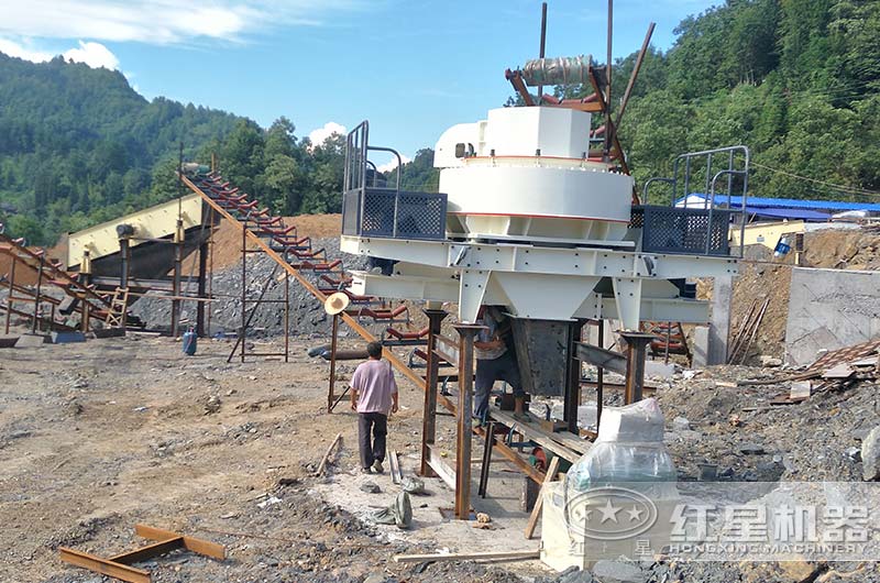 時產(chǎn)350噸制砂機(jī)安裝現(xiàn)場 時產(chǎn)350噸制砂機(jī)安裝現(xiàn)場