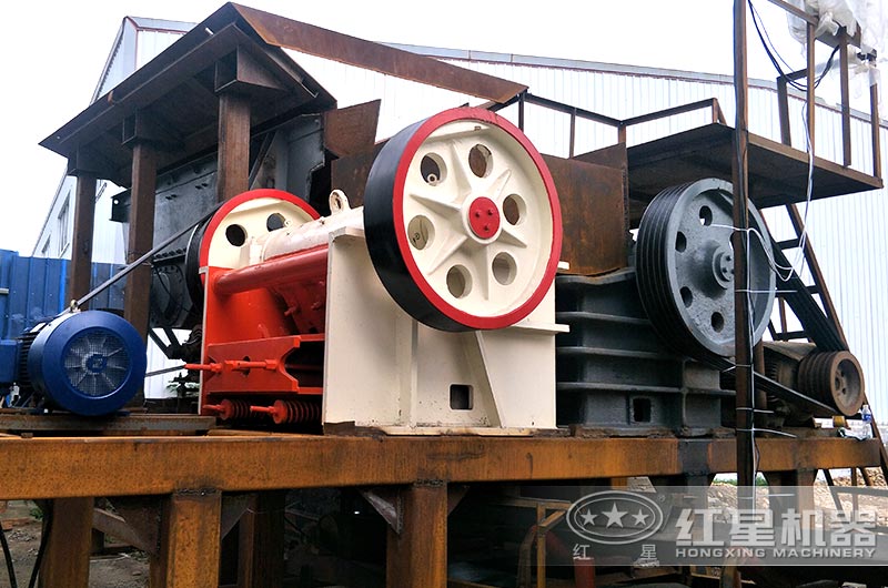 鄂式細(xì)破碎機(jī)作業(yè)現(xiàn)場(chǎng)圖 鄂式細(xì)破碎機(jī)作業(yè)現(xiàn)場(chǎng)圖