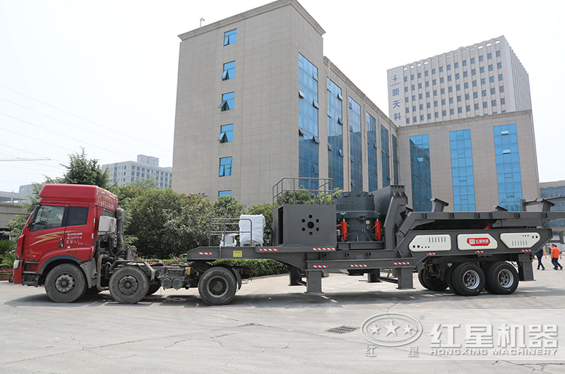 移動(dòng)破碎機(jī)設(shè)備直接開往客戶現(xiàn)場 移動(dòng)破碎機(jī)設(shè)備直接開往客戶現(xiàn)場