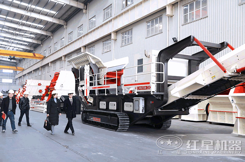 客戶來廠考察履帶破碎機(jī) 客戶來廠考察履帶破碎機(jī)