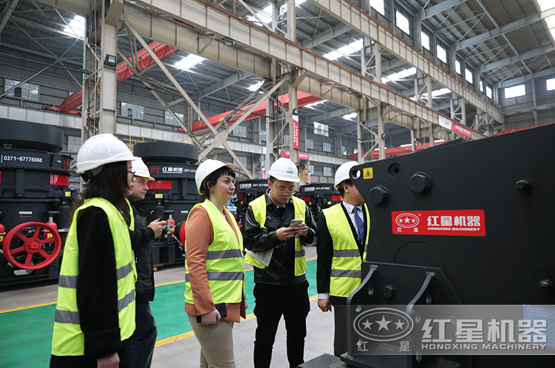 客戶來廠考察紅星鄂破機(jī)設(shè)備 客戶來廠考察紅星鄂破機(jī)設(shè)備