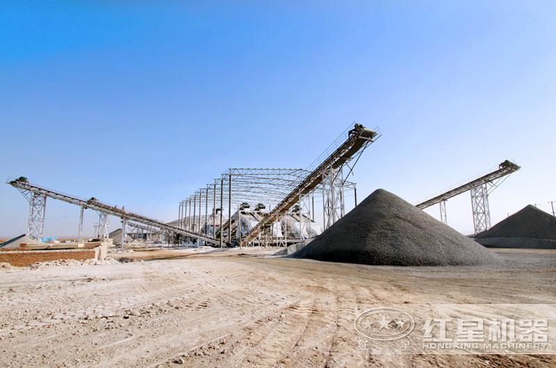 大型砂石破碎加工生產(chǎn)線現(xiàn)場(chǎng)