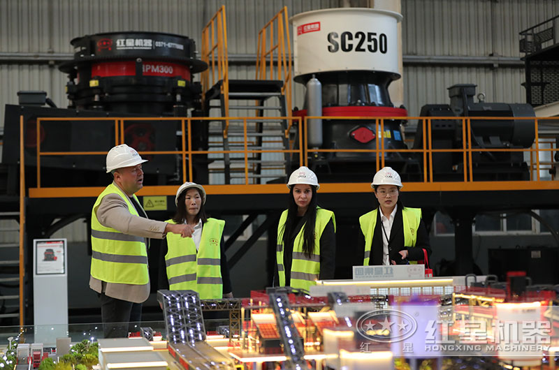 客戶來廠考察破石機設備 客戶來廠考察破石機設備