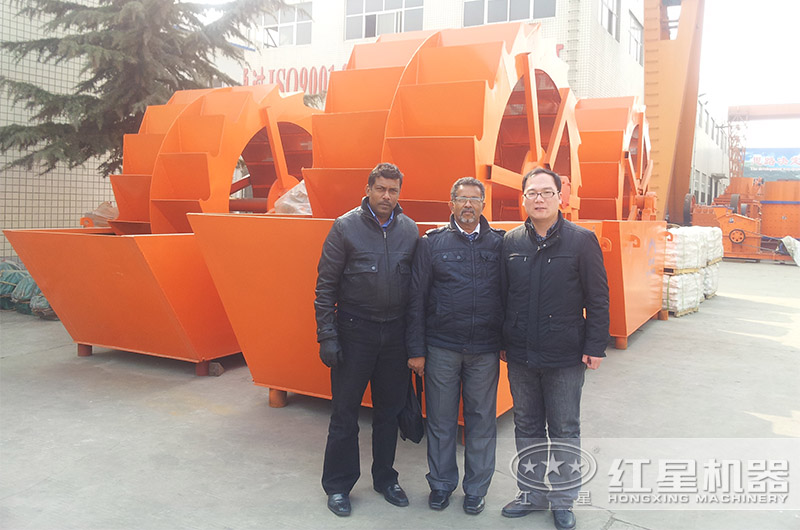 國外客戶來廠考察大型洗砂機設備和商談合作 國外客戶來廠考察大型洗砂機設備和商談合作