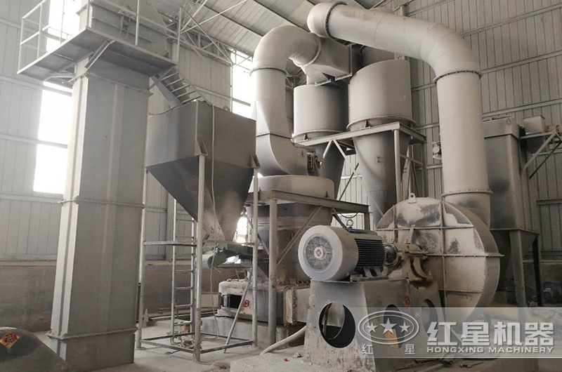 200目石灰石制粉使用雷蒙磨粉機(jī)作業(yè)客戶現(xiàn)場(chǎng) 200目石灰石制粉使用雷蒙磨粉機(jī)作業(yè)客戶現(xiàn)場(chǎng)