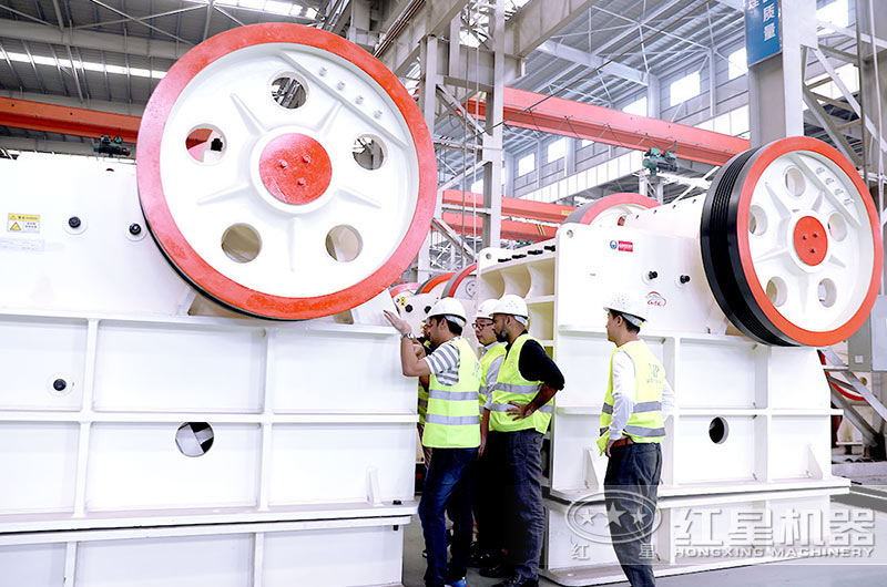 客戶來廠參觀顎式破碎機設備 客戶來廠參觀顎式破碎機設備