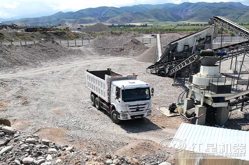 隧道洞渣碎石加工成品骨料轉(zhuǎn)運現(xiàn)場 隧道洞渣碎石加工成品骨料轉(zhuǎn)運現(xiàn)場